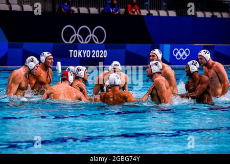 TOKIO, JAPAN - 4. AUGUST: US-Team vor Spielbeginn, Marko Vavic aus den Vereinigten Staaten, Jesse Smith aus den Vereinigten Staaten, Alex Wolf aus den Vereinigten Staaten, Hannes Daube aus den Vereinigten Staaten, Luca Cupido aus den Vereinigten Staaten, Dylan Woodhead aus den Vereinigten Staaten, Johnny Hooper aus den Vereinigten Staaten, Alex Obert aus den Vereinigten Staaten, Alex Bowen aus den Vereinigten Staaten, Max Irving aus den Vereinigten Staaten, Ben Stevenson aus den Vereinigten Staaten während des Viertelfinalspiels der Männer des Olympischen Wasserpoloturniers von Tokio 2020 zwischen dem Team United States und dem Team Spain am 4. August 2021 im Tatsumi Waterpolo Center in Tokio, Japan (Foto von Marcel ter Bals/ Stockfoto