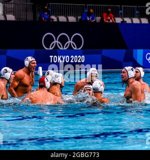 TOKIO, JAPAN - 4. AUGUST: US-Team vor Spielbeginn, Marko Vavic aus den Vereinigten Staaten, Jesse Smith aus den Vereinigten Staaten, Alex Wolf aus den Vereinigten Staaten, Hannes Daube aus den Vereinigten Staaten, Luca Cupido aus den Vereinigten Staaten, Dylan Woodhead aus den Vereinigten Staaten, Johnny Hooper aus den Vereinigten Staaten, Alex Obert aus den Vereinigten Staaten, Alex Bowen aus den Vereinigten Staaten, Max Irving aus den Vereinigten Staaten, Ben Stevenson aus den Vereinigten Staaten während des Viertelfinalspiels der Männer des Olympischen Wasserpoloturniers von Tokio 2020 zwischen dem Team United States und dem Team Spain am 4. August 2021 im Tatsumi Waterpolo Center in Tokio, Japan (Foto von Marcel ter Bals/ Stockfoto