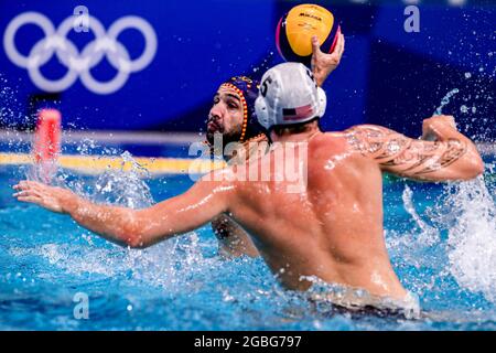 TOKIO, JAPAN - 4. AUGUST: Der Spanier, der Spanier, der Amerikaner, der Spanier, der Spanier, Hannes Daube, während des Viertelfinalspiels der Männer des Olympischen Wasserpoloturniers 2020 zwischen dem US-Team und dem spanischen Team im Tatsumi Waterpolo Center am 4. August 2021 in Tokio, Japan (Foto: Marcel ter Bals/Orange Picles) Stockfoto