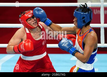 Die indische Lovlina Borgohain (blau) im Einsatz gegen Busenaz Surmeneli (rot) der Türkei während des Women's Welter (64-69kg) Halbfinales in der Kokugikan Arena am zwölften Tag der Olympischen Spiele in Tokio 2020 in Japan. Bilddatum: Mittwoch, 4. August 2021. Stockfoto