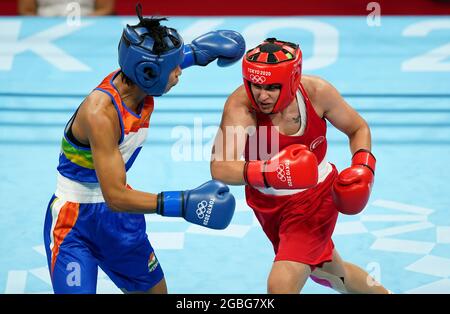 Die indische Lovlina Borgohain (blau) im Einsatz gegen Busenaz Surmeneli (rot) der Türkei während des Women's Welter (64-69kg) Halbfinales in der Kokugikan Arena am zwölften Tag der Olympischen Spiele in Tokio 2020 in Japan. Bilddatum: Mittwoch, 4. August 2021. Stockfoto