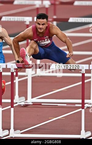 Tokio, Japan. August 2021. Leichtathletik. Olympiastadion. 10-1 Kasumigaokamachi. Shinjuku-ku. Tokio. Devon Allen (USA) im 5. Heat der 110-m-Hürden. Kredit Garry Bowden/Sport in Pictures/Alamy live News Kredit: Sport in Pictures/Alamy Live News Stockfoto