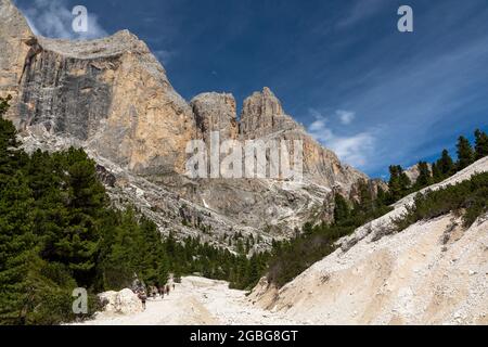 Wanderweg durch das Vajolet-Tal zu den Vajolet-Türmen, Rosengarten-Gruppe, Trentino, Italien Stockfoto