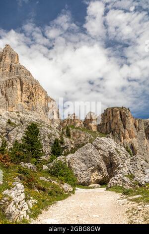 Wanderweg durch das Vajolet-Tal zu den Vajolet-Türmen, Rosengarten-Gruppe, Trentino, Italien Stockfoto