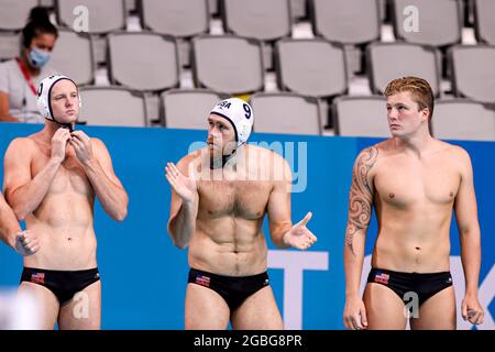 TOKIO, JAPAN – 4. AUGUST: Ben Stevenson aus den Vereinigten Staaten, Alex Bowen aus den Vereinigten Staaten, Hannes Daube aus den Vereinigten Staaten während des olympischen Wasserpoloturnier-Viertelfinalspiels der Männer von Tokio 2020 zwischen dem Team United States und dem Team Spain am 4. August 2021 im Tatsumi Waterpolo Center in Tokio, Japan (Foto: Marcel ter Bals/Orange Picles) Stockfoto