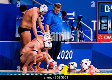 TOKIO, JAPAN - 4. AUGUST: Ben Hallock aus den Vereinigten Staaten, Ben Stevenson aus den Vereinigten Staaten, Alex Obert aus den Vereinigten Staaten, Marko Vavic aus den Vereinigten Staaten, Hannes Daube aus den Vereinigten Staaten, Max Irving aus den Vereinigten Staaten, Dylan Woodhead aus den Vereinigten Staaten, Alex Bowen aus den Vereinigten Staaten, Cheftrainer Dejan Udovicic aus den Vereinigten Staaten während des Viertelfinalspiels der Männer des Olympischen Wasserball-Turniers 2020 in Tokio am 4. August 2021 im Tatsumi Waterpolo Center in Tokio, Japan (Foto: Marcel ter Bals/Orange Picles) Stockfoto
