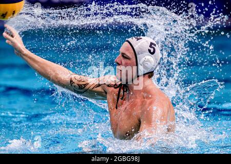 TOKIO, JAPAN - 4. AUGUST: Hannes Daube aus den Vereinigten Staaten während des olympischen Wasserball-Turniers der Männer 2020 im Tatsumi Waterpolo Center am 4. August 2021 in Tokio, Japan (Foto: Marcel ter Bals/Orange Picles) Stockfoto
