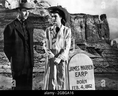 HENRY FONDA als Wyatt Earp und CATHY DOWNS als Clementine Carter in MEINER DARLING CLEMENTINE 1946 Regie JOHN FORD Geschichte Sam Hellman Drehbuch Samuel G. Engel und Winston Miller Kostümdesign Rene Hubert Twentieth Century Fox Stockfoto