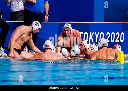 TOKIO, JAPAN - 4. AUGUST: Ben Stevenson aus den Vereinigten Staaten, Marko Vavic aus den Vereinigten Staaten, Hannes Daube aus den Vereinigten Staaten, Max Irving aus den Vereinigten Staaten, Johnny Hooper aus den Vereinigten Staaten, Alex Bowen aus den Vereinigten Staaten, Alex Obert aus den Vereinigten Staaten, Dylan Woodhead aus den Vereinigten Staaten, Ben Hallock aus den Vereinigten Staaten, Alex Wolf aus den Vereinigten Staaten beim Olympischen Wasserball-Turnier in Tokio 2020 Männer-Viertelfinale zwischen dem Team USA und dem Team Spanien am 4. August 2021 im Tatsumi Waterpolo Center in Tokio, Japan (Foto: Marcel ter Bals/Orange Picles) Stockfoto