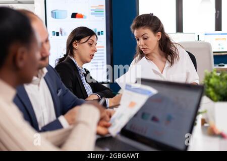 Senior Entrepreneur diskutiert mit Mitarbeiter halten Dokumente in Konferenz während Briefing Geschäftsmann diskutieren Ideen mit Kollegen über die Finanzstrategie für ein neues Start-up-Unternehmen. Stockfoto