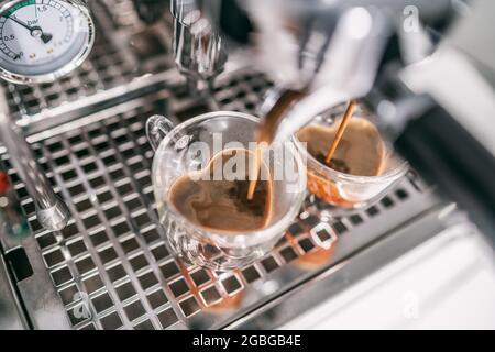 Kaffeemaschine für zwei Espressotassen in Herzform doppelwandige Macchiato-Glaskrüge für Liebhaber in der Café-Bar Stockfoto