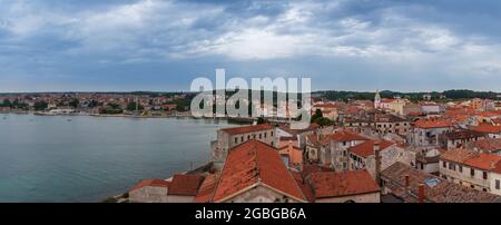 Panorama-Luftaufnahme zur kroatischen Stadt Porec mit bewölktem Himmel Stockfoto
