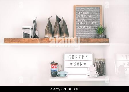 Café-Menü-Schild an den Wandregalen hipster trendy Store für Espresso Shots. Filzbriefkasten mit Text, der Cappuccino, Latte verkauft Stockfoto