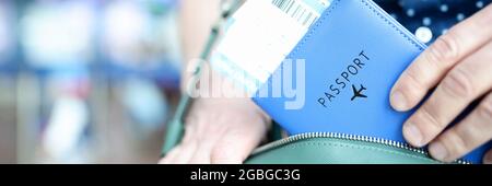 Mann nimmt aus seiner Tasche Flugtickets mit Pass Stockfoto