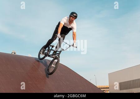 Kazan, Russland - 26. September 2020: Ein junger Fahrer macht Tricks auf einem BMX-Fahrrad. BMX Freestyle in einem Skatepark. Stockfoto