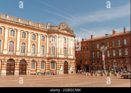 Der Place du Capitole in Tolouse, Frankreich, mit dem Hôtel de ville, in dem die Stadtverwaltung und das Theater untergebracht sind, und dem Hôtel de l'Opera. Stockfoto