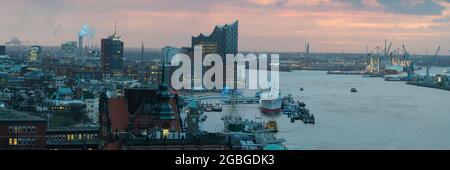 Geographie / Reisen, Deutschland, Hamburg, Hamburg, Sonnenaufgang am Hamburger Hafen, ZUR GRUSSANSAGE/POSTKARTE-VERWENDUNG IN KEIMREDE.C ES KÖNNEN BESTIMMTE EINSCHRÄNKUNGEN GELTEN Stockfoto