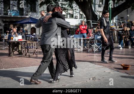 Tango-Tänzer auf der Plaza Dorrego in San Telmo, Buenos Aires, Argentinien Stockfoto