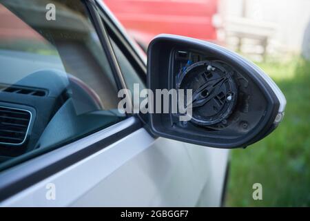 Defekter Rückspiegel am Fahrzeug, Rückspiegel Austausch Stockfoto