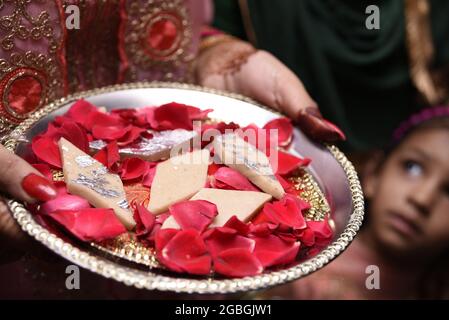 KALKUTTA, INDIEN - 09. Mai 2019: :Kaju Katli ist eine diamantförmige indische Süßigkeit, die aus Cashew-Zucker und mava hergestellt wird und auf einem Teller mit launischem Hintergrund serviert wird. Stockfoto