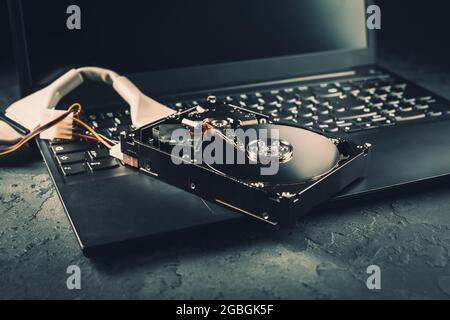 Öffnen Sie die Festplatte auf der Tastatur des Laptops oder Notebooks in dunklem Ton Stockfoto