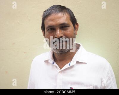 KALKUTTA, INDIEN - 26. Jul 2021: Headshot des schönen asiatischen Indianers in einem Bürogebäude. Stockfoto