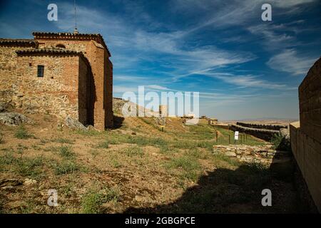 Alcazaba der Stadt Reina, Krönung des Hügels, mit großen restaurierten Mauern und einer Kapelle und inneren Burgruinen. Stockfoto