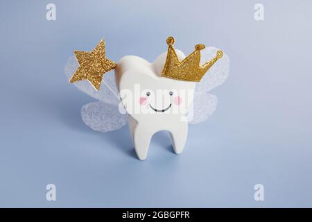 Nationaler Tag Der Zahnfee. Kinder haben eine Fee. Niedlicher Zahn mit Flügeln, eine Krone. Stockfoto