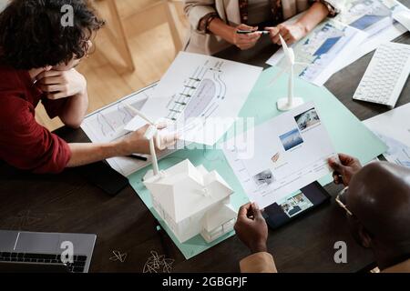 Blick aus der Perspektive von Architekten, die das Projekt eines neuen Gebäudes bei der Besprechung untersuchen Stockfoto