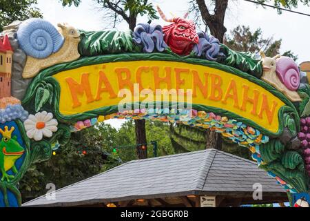 Bunte Märchenbahn in einem Freizeitpark in wien im Urlaub Stockfoto