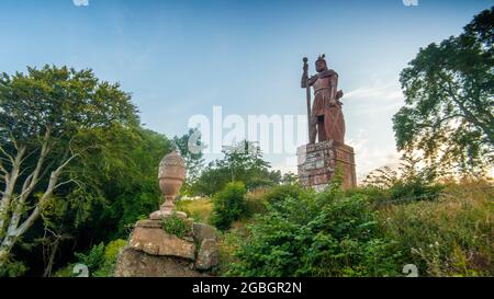 4. August 2021William Wallace Statue, Bemersyde Scottish Borders. Schottland, Großbritannien. Die William Wallace Statue in der Nähe des Geländes des Bemersyde-Anwesens, in der Nähe von Melrose in der schottischen Grenze, ist eine Statue, die William Wallace gedenkt. Die Statue, errichtet 1814 die Statue ist gigantischer, viel größer als lebensgroß. Es steht 21.5 Meter hoch und steht auf einem Sockel 9.5 Meter hoch, für eine Gesamthöhe von 31 Meter. Die Skulptur wurde von David Stewart Erskine, dem 11. Earl of Buchan, in Auftrag gegeben und von John Smith von Darnick Photo Phil Wilkinson/A ausgeführt Stockfoto