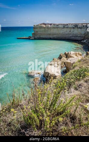 Der Punticeddha Strand oder Spiaggia Punticeddha von Sant'Andrea, Adriaküste Salento, Apulien, Italien. Schöne Küste mit Klippen und Felsen von Apulien. Blaues Wasser, Sommertag, Aussicht von oben, keine Leute Stockfoto