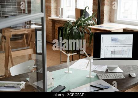 Bild des Arbeitsplatzes des Ingenieurs Baupläne und Grafiken auf dem Computermonitor im Büro Stockfoto