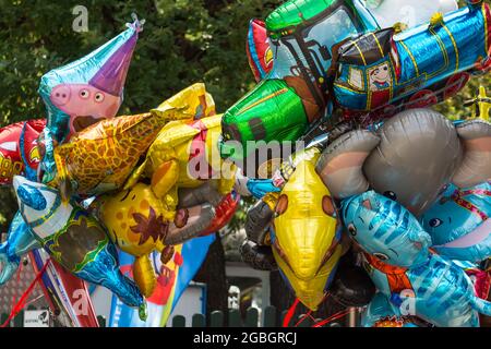 Viele bunte Luftballons in einem Vergnügungspark in wien Detailansicht Stockfoto