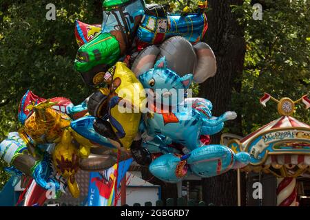 Viele bunte Luftballons in einem Vergnügungspark in wien im Urlaub Stockfoto