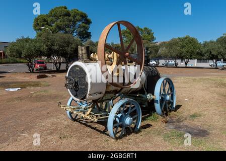 ALIWAL NORTH, SÜDAFRIKA - 23. APRIL 2021: Historische Dampfmaschine im Church Square Museum in Aliwal North Stockfoto