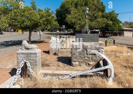 ALIWAL NORTH, SÜDAFRIKA - 23. APRIL 2021: Gedenkstein zum 100. Jahrestag der Gründung von Aliwal North in der Provinz Eastern Cape. Ein Anker mit c Stockfoto