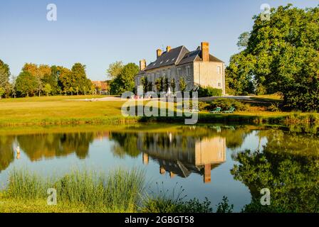 Das Château de Sarceaux ist ein nobles Herrenhaus in der Nähe von Alençon und bietet Zimmer im antiken Stil und ruhige Ruhe in seiner grünen Umgebung. Stockfoto