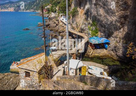 Blick auf den Hafen von Pidocchio neben Punta Chiappa, in der Nähe von Camogli, Provinz Genua im Gebiet des Monte Portofino, Italien Stockfoto