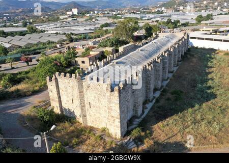 Das Sarapsa Caravanserai befindet sich im Stadtteil Alanya von Antalya. Karawanserei wurde in der Seldschuken-Zeit gebaut. Es liegt an der alten Wohnwagenstraße. Stockfoto