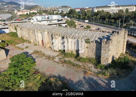 Das Sarapsa Caravanserai befindet sich im Stadtteil Alanya von Antalya. Karawanserei wurde in der Seldschuken-Zeit gebaut. Stockfoto