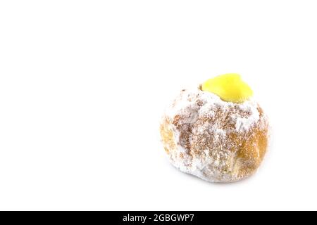 Nahaufnahme von süßen Puderzucker-knusprigen Donuts auf weißem Hintergrund Stockfoto