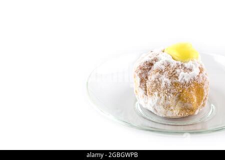 Nahaufnahme von süßen Puderzucker-knusprigen Donuts auf weißem Hintergrund Stockfoto