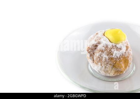 Nahaufnahme von süßen Puderzucker-knusprigen Donuts auf weißem Hintergrund Stockfoto