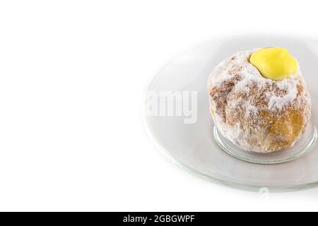 Nahaufnahme von süßen Puderzucker-knusprigen Donuts auf weißem Hintergrund Stockfoto