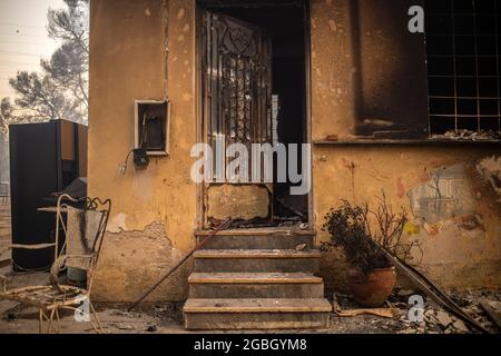 Varibobi, Griechenland. August 2021. Ein ausgebranntes Haus nach einem Waldbrand im Gebiet Varibobi im Norden Athens. Quelle: Angelos Tzortzinis/dpa/Alamy Live News Stockfoto