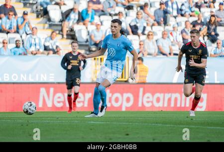 Malmö, Schweden. August 2021. Anel Ahmedhodzic (15) von Malmö FF beim Champions-League-Qualifikationsspiel zwischen Malmö FF und dem Rangers FC im Eleda Stadion in Malmö. (Foto: Gonzales Photo/Alamy Live News Stockfoto