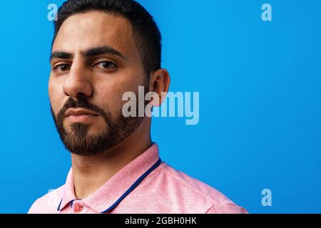 Nahaufnahme eines jungen arabischen Mannes im Studio Stockfoto