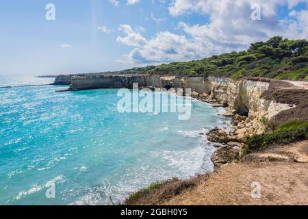 Der Punticeddha Strand oder Spiaggia Punticeddha und die Höhle des ersten Strandes oder Mafar in Sant'Andrea, Adriaküste Salento, Apulien, Italien. Schöne Küste mit Klippen von Apulien, keine Menschen Stockfoto