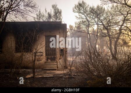 Varibobi, Griechenland. August 2021. Ein ausgebranntes Apartmentgebäude nach einem Waldbrand im Gebiet Varibobi im Norden Athens. Quelle: Angelos Tzortzinis/DPA/Alamy Live News Stockfoto